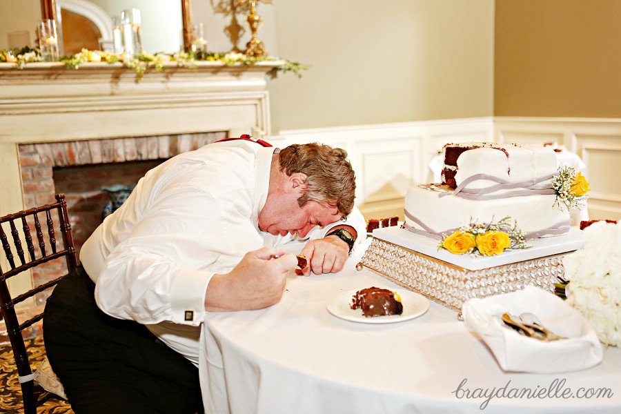 funny wedding cake photo